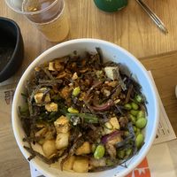 Poke com opções 100% vegetais, como tofu, edamame, grão de bico e outros.  at Mana Poke in Vila Velha