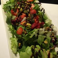 vegan pistachio strawberry and avocado salad at Restaurante Oslo in Valencia