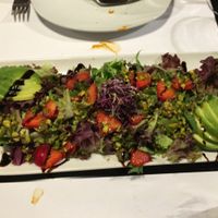 salad with avocado, pistachios, strawberry and without the cheese = vegan❤️❤️❤️ at Restaurante Oslo in Valencia