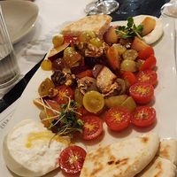 Ensalada de burrata  at Restaurante Oslo in Valencia