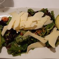 Ensalada de pistacho, aguacate y fresa sobre base de mézclum, virutas de queso ahumado y germinados at Restaurante Oslo in Valencia