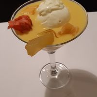 Crema inglesa al toque de maracuyá con manzana en texturas, helado de maracuyá y flor de hibiscos at Restaurante Oslo in Valencia