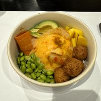 Sushi poke: Sushi rice with avocado, mango, edamame sautéed with sesame oil, umami carrot, vegetable prawns with soft chilli sauce and Ponzu sauce at Restaurante Oslo in Valencia