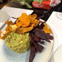 Guacamole with fried vegetable chips at Restaurante Oslo in Valencia