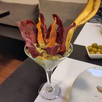 Guacamole with veggie crisps at Restaurante Oslo in Valencia