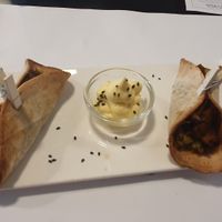 Tacos con guacamole, setas, cereales y pollo vegetal marinado en salsa de chimichurri acompañado de salsa ají vegano at Restaurante Oslo in Valencia