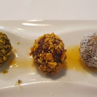 Bombones de plátano, cacao, almendra y orejones. Vegano y sin gluten at Restaurante Oslo in Valencia