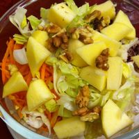 Mixed salad with apples and walnuts at Pizzeria Bar Botti in Rovereto