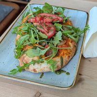 Der vegane Kutscherfladen mit Paprika-Hummus, Rucola und Gemüse. at KutscherHus in Waldeck