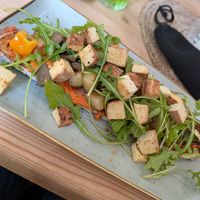 Sauerteigbrot mit Paprika-Hummus, Rucola und Raucher Tofu. at KutscherHus in Waldeck