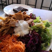 Veganer Saitan-Kebab mit Salat und hausgemachten Pommes, dazu ein hausgemachte brownie. Gesamt 11,90€ at Veggie Bros - Juliuspromenade in Wurzburg