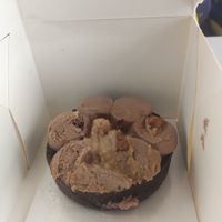 Pâtisserie cacahuetes (qui a été un peu beaucoup secouée pour aller prendre le train) at Perle en Sucre in Montpellier