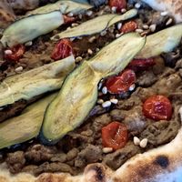 Pizza con crema di melanzane, pinoli, pomodorini confit e lingue di melanzane fritte at PIZZAMORE in Lancenigo