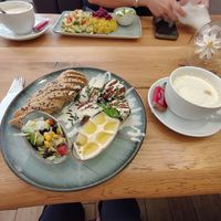 Falafel Teller & Cappuccino at CAT CAFÉ in Hamburg