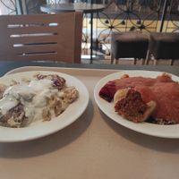 two dishes, on the left Dödelle (amazing!), on the right stuffed peppers with buckwheat (okay) at Vega City in Budapest