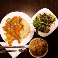 Minden friss, isteni finom, gusztusos és harmonikusan ízesített. 😋 Krumplipűré + párolt zöldség + pácolt tofu, sali, kis adag indiai egytálétel kölessel = 3780,- at Vega City in Budapest