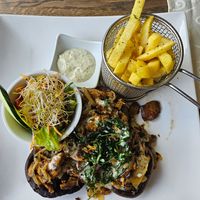 Mit veganem Gyros gefüllte Portobellopilze und Pommes mit hausgemachtem veganen Knoblauchdip at Landhotel Baumanns Hof in Kirchdorf