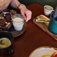 Heerlijk ontbeten met havermout uit de oven en vegan yoghurt en een match thee at Bij Tijm in Zutphen