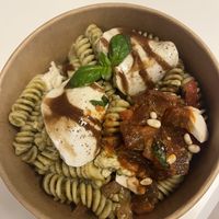 Salade de pâtes froides : pesto, tomates, mozzarella végane, crème balsamique   at Camaoh in Liege