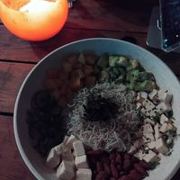 Poke monte o seu (neste possui tofu, avocado, manga, amêndoas,  sunomono, bifum e alga nori) at Sea Poke & Sushi - VILA in Ilhabela