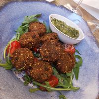 Erwten falafel muntsaus at Mykene in Leuven