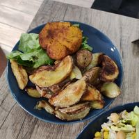 Burger and potatoes at 'O Grin in Naples