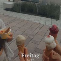 Ice cream with taster scoop at Luicella's HafenCity in Hamburg