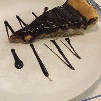 Tarta vegana de hojaldre, crema de cacahuete, plátano y chocolate  at Shangri-La in Ourense