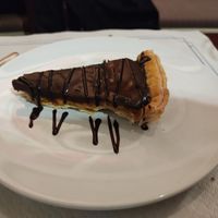 Tarta de hojaldre, plátano, crema de cacahuete y chocolate at Shangri-La in Ourense