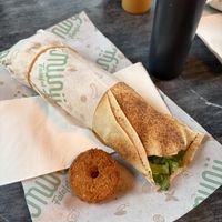 De lekkerste falafel die ik ooit heb gehad! Tip: proef alle sausjes die ze hebben. Ze zijn heerlijk!  at Munji Falafel in Antwerpen