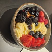 Vegan granola bowl at Nuwanda Coffee in Valencia