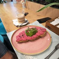 Toast con humus di barbabietola, avocado e germogli at Brunch Republic in Montebelluna