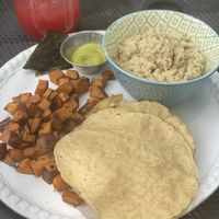 No crees que no es atún! Vegatún hecho con Garbanzo, Vegetales y Mayonesa Vegana. 
Servido con Hojas Nori y Chips de Camote. Le quite el pan de hamburguesa para hacerlo Glutenfre at Casa Macro in Monterrey