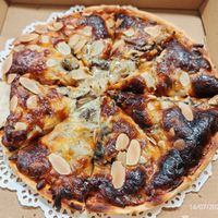 Mushroom with Almond Pizza (i requested for a little more burnt 😁) at SHUN CI VEGETARIAN FOOD in Central Singapore