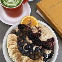 Overnightoats und Matcha Latte Hafer  at Goldzeit Café in Cologne
