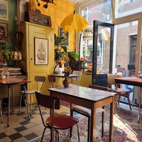 Einer von 2 Räumen innen, bunt, einladend, Retro Style und jeder Tisch, sowie alle Stühle sind unterschiedlich at Soepp in Alkmaar