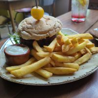 Burger (biet) and fries at Soepp in Alkmaar