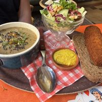 Lunchspecial met aardappel/oesterzamsoep en broodje vegan kroket    at Soepp in Alkmaar