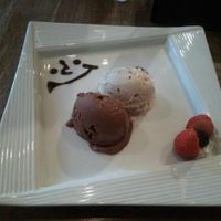 Vanilla and chocolate ice cream at 6889cafe in Tokyo