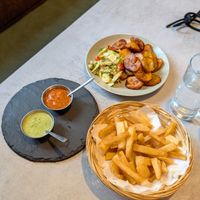 Yuca, frittierte Kochbananen und vegane Saucen at Aguacate Latin Food - Mohsgasse in Vienna