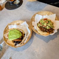 Links Arepa Vegana - rechts Arepa Vegan Beef at Aguacate Latin Food - Mohsgasse in Vienna