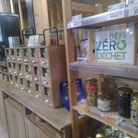 Herbs, freshly ground coffee, reusable jars at Biocoop Bio Comminges in Landorthe