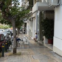 Outdoor seating  at Kross Coffee Roasters in Athina