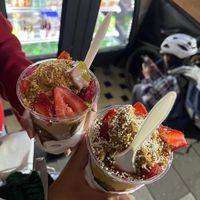 Helado de chocolate con leche dorada y sus respectivos toppings at Super&Deli Minisuper Vegano in Mexico City