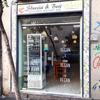 Entrance aside of the fruit bar at Vegan Art in Naples