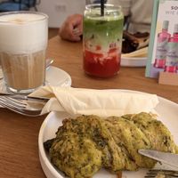 Iced Matcha Latte, entkoffeinierter Latte Macchiato & eine Pesto Stange  at Café Mint in Fulda