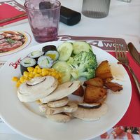 Différents légumes disponibles au buffet, ainsi que des makis concombre at Best Wok - Restaurant à volonté in Pontault-combault