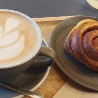 Oat latte and a cinnamon bun at Olmo Coffee&Co in Mem Martins