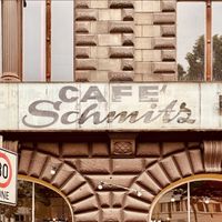 Schönes alteingesessenes Café mit guter veganer Auswahl und schönen Sitzplätzen im Freien.   at Café Schmitz in Cologne