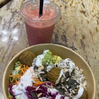 Falafel salad and juice  at immergrün  in Berlin